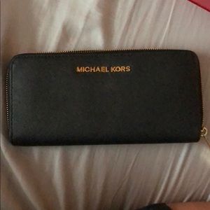 Michael Kors Jet Set Zip Around  Wallet